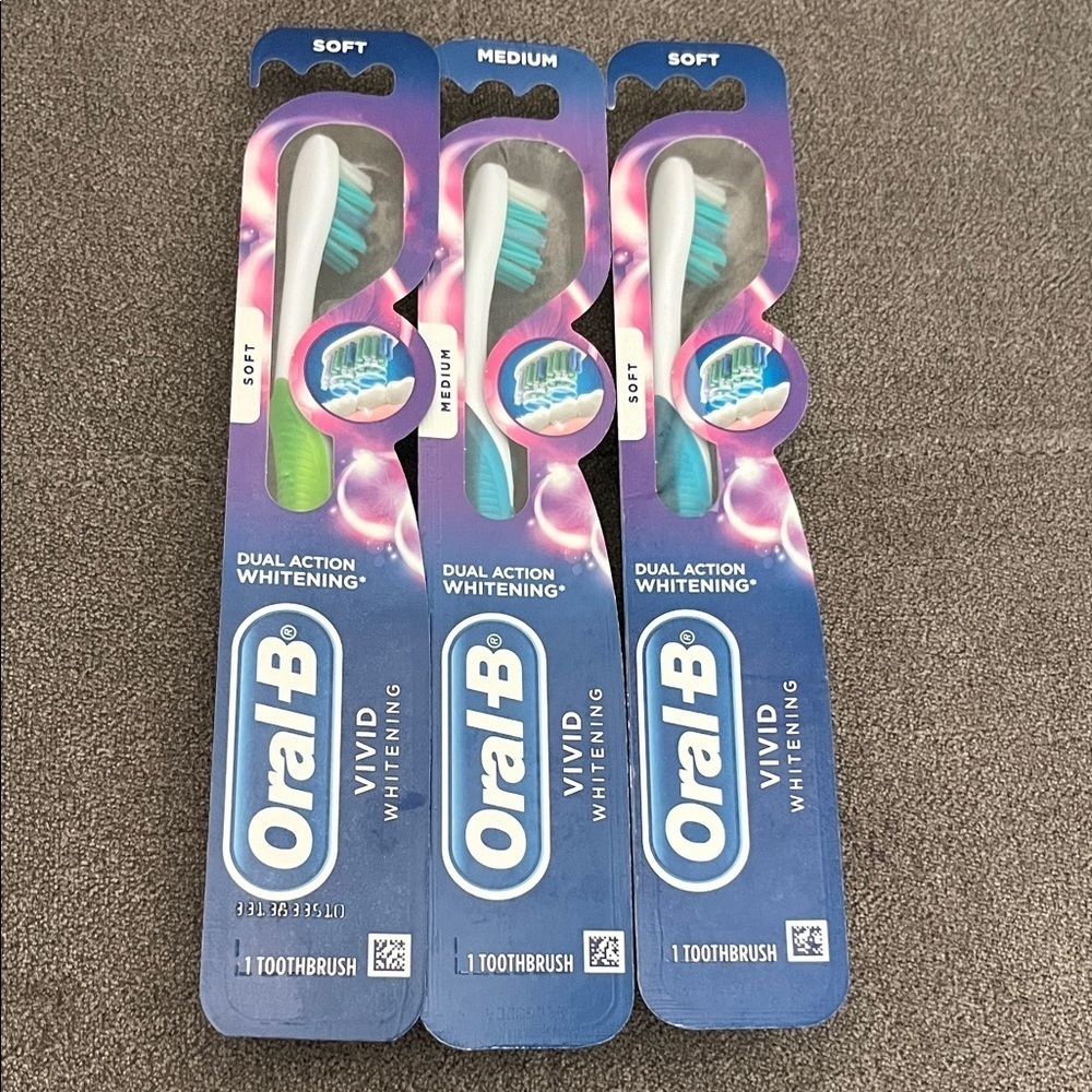 Oral-B Vivid Whitening Toothbrush Set - Green, Blue - Picture 3 of 3